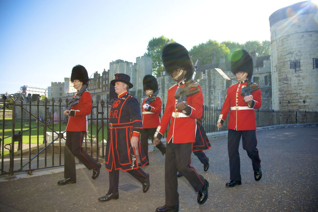 London in One Day: Guided Bus Tour with Changing of the Guard & River Cruise