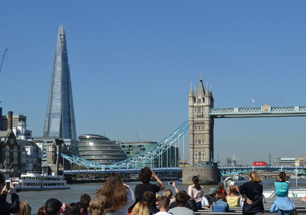 London in One Day: Guided Bus Tour with Changing of the Guard & River Cruise