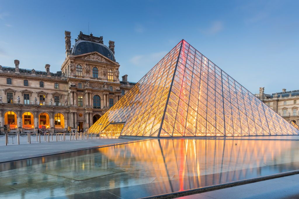 Paris: Small Group Tour from London + Seine River Cruise