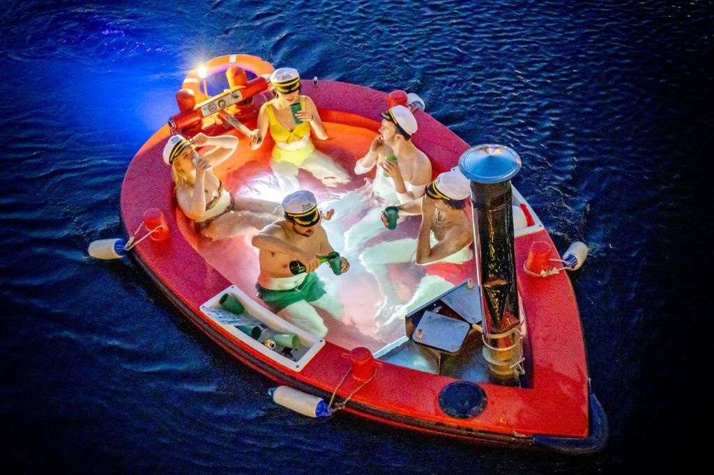 London: Hot Tub Boat Guided Historical Docklands Cruise