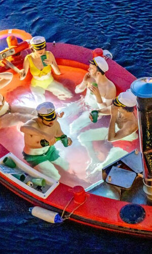 London: Hot Tub Boat Guided Historical Docklands Cruise