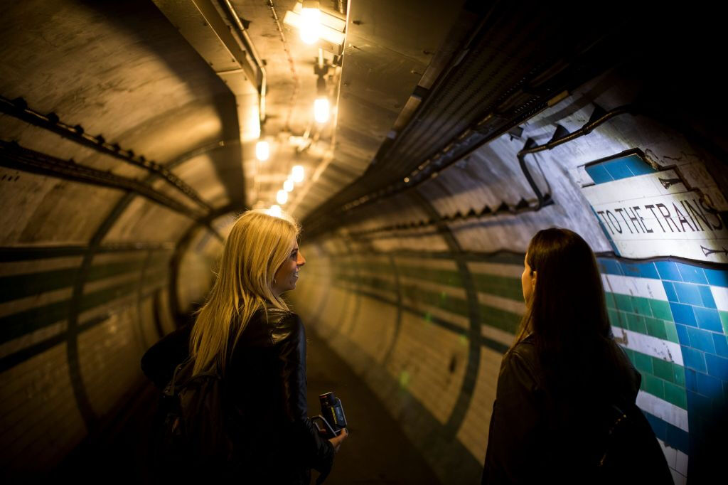 Londres Piccadilly Circus: Recorrido por la estación de metro oculta