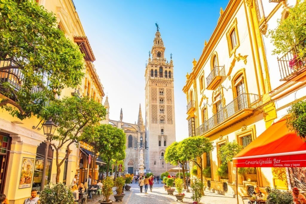 Visita Guiada en Sevilla: Tradiciones y Leyendas