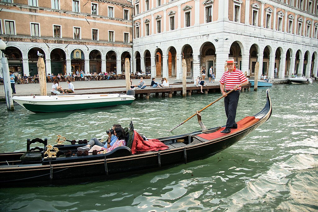 Passeio de gôndola em Veneza