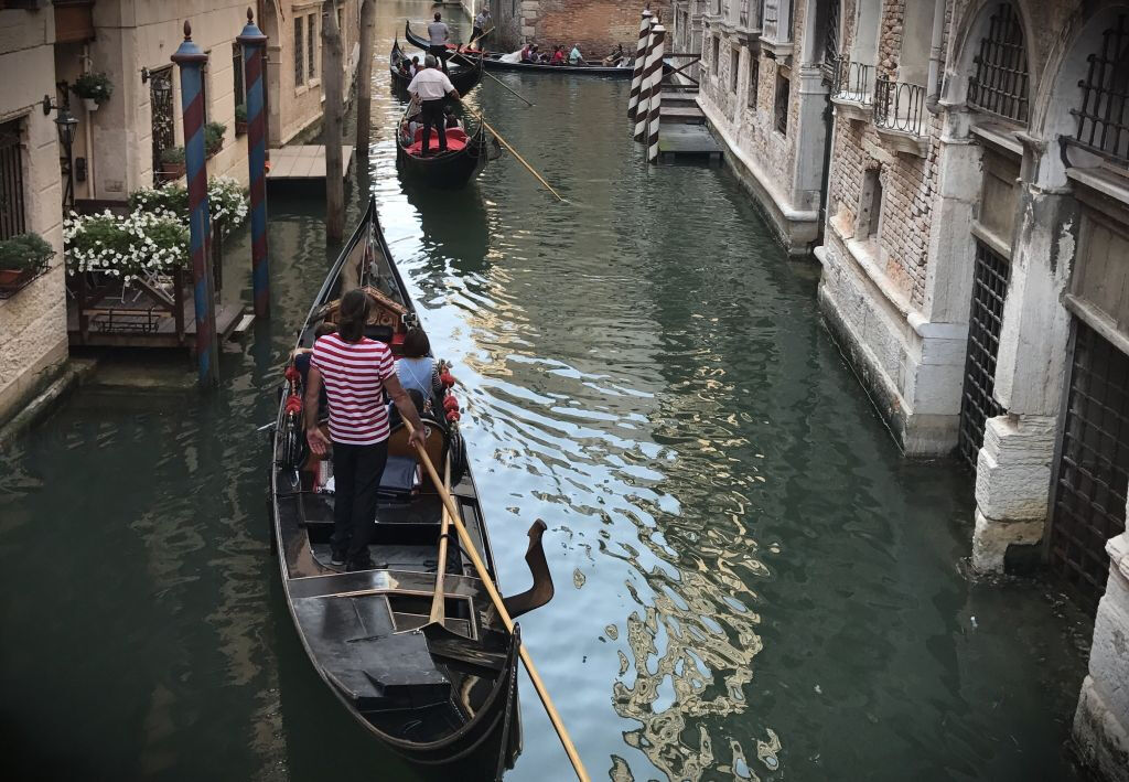 Passeio de gôndola em Veneza