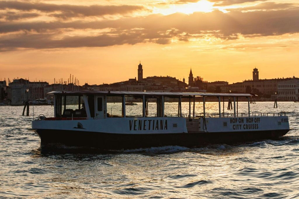 Veneza: Barco Hop-On Hop-Off + Murano, Burano e Torcello