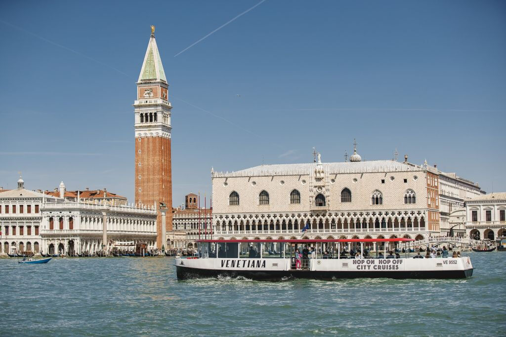 Veneza: Barco Hop-On Hop-Off + Murano, Burano e Torcello