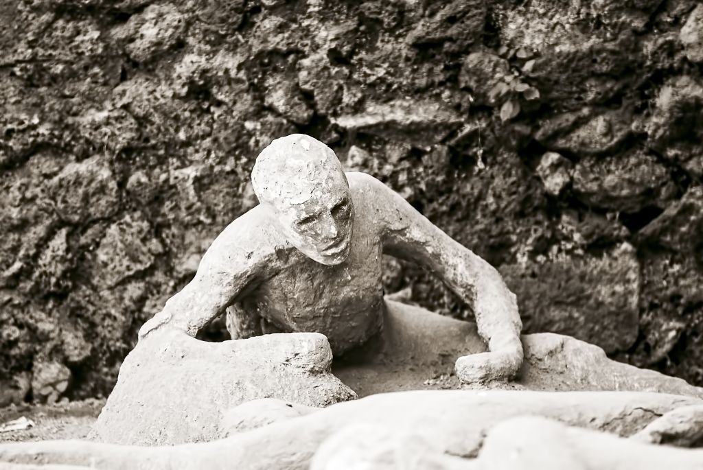 Pompeii & Vesuvius: Guided Tour with Roundtrip from Naples