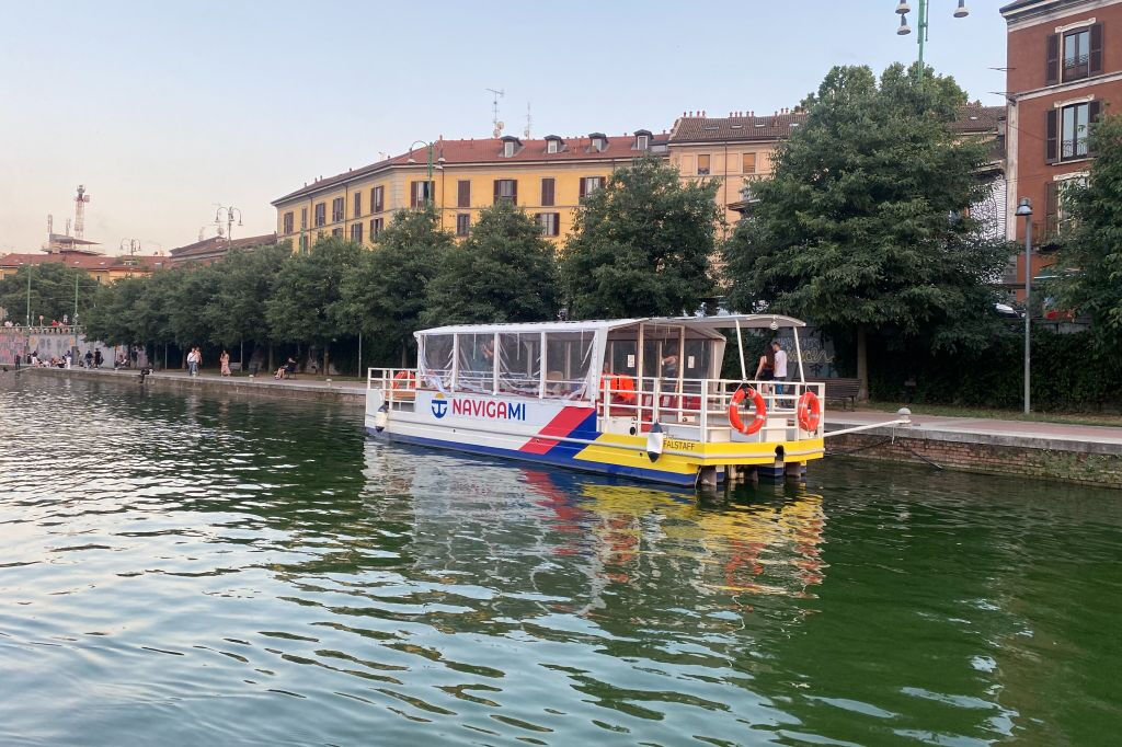 Aperitif by boat on the Navigli