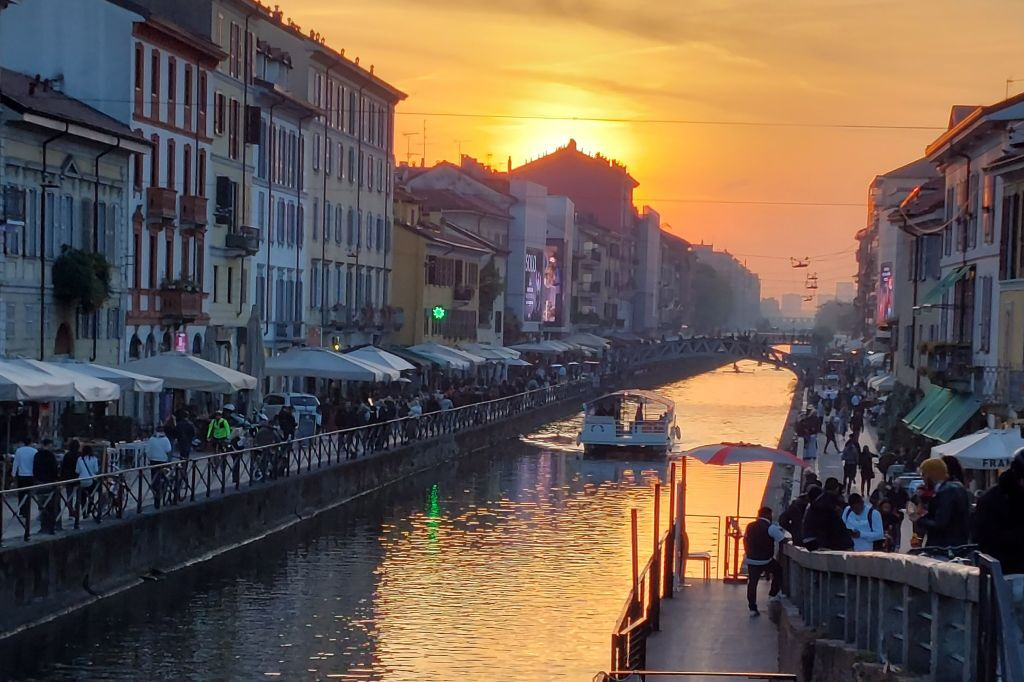 Aperitif by boat on the Navigli