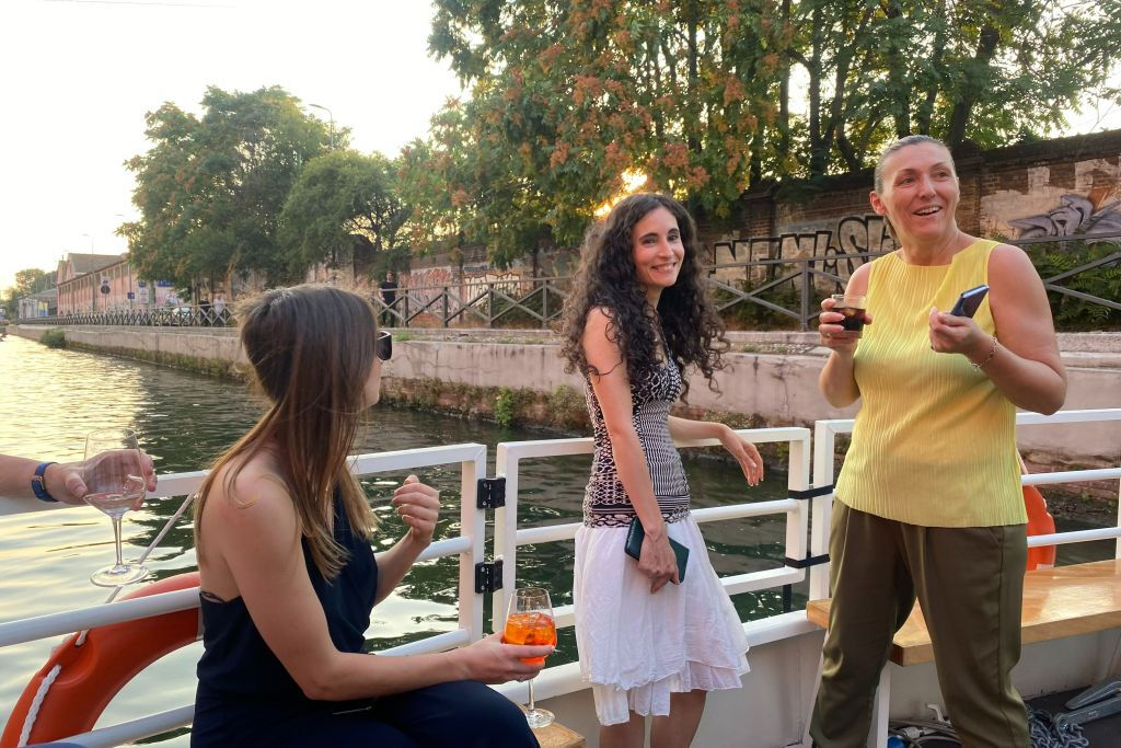 Aperitif by boat on the Navigli