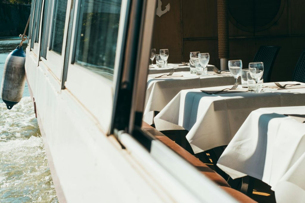 Rome: Tiber Sunset Cruise with Aperitif