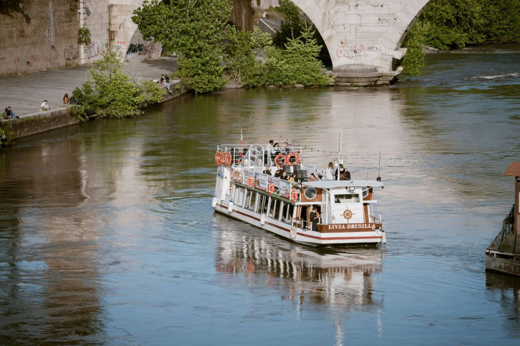Rome: Tiber Sunset Cruise with Aperitif