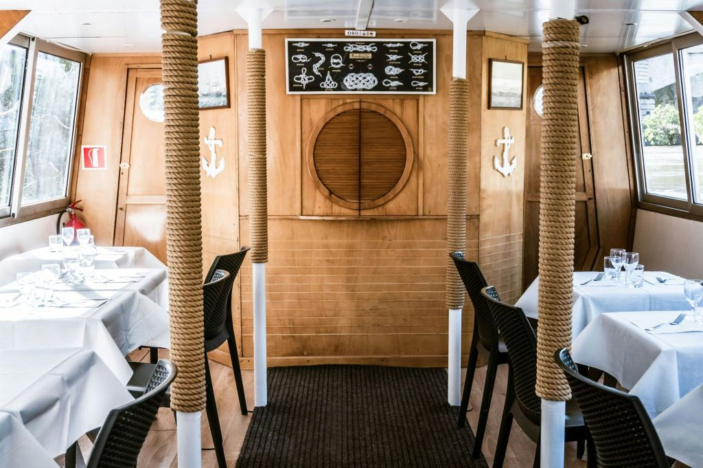 Rome: Tiber Sunset Cruise with Aperitif