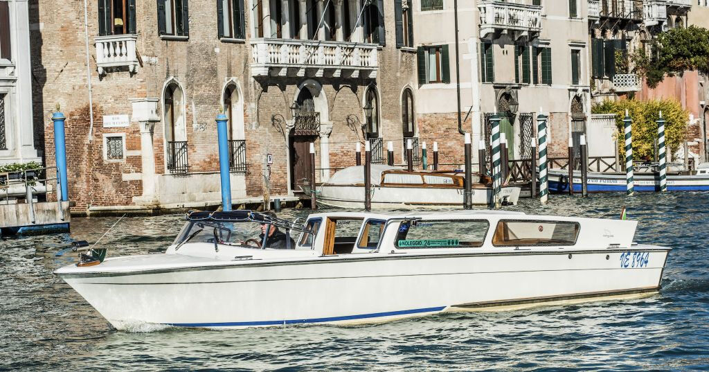Veneza: Táxi aquático para a Estação Santa Lucia a partir do Hotel