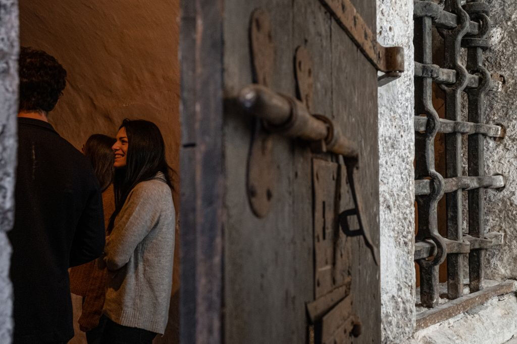 Lords of the Night Prison Palace: Células e Tour da Tortura