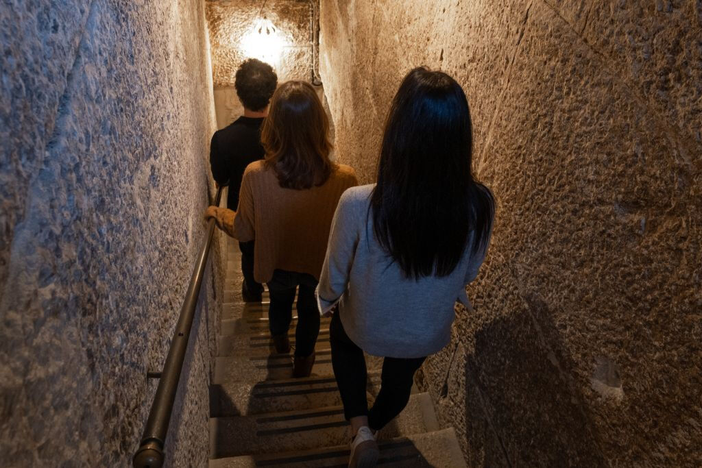 Lords of the Night Prison Palace: Células e Tour da Tortura