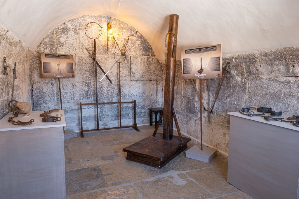 Lords of the Night Prison Palace: Células e Tour da Tortura