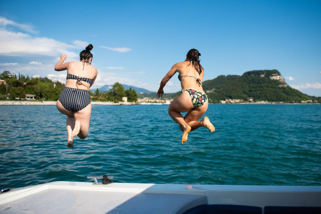 Lake Garda: 4-Hr Boat Tour with Scaliger Castles + Wine Tasting from Sirmione