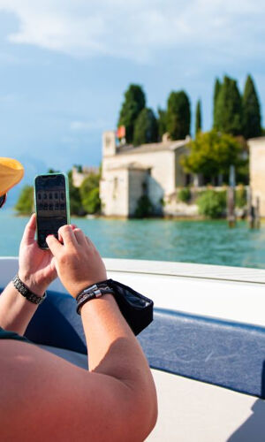 Lago di Garda: Tour in Barca di 4 Ore con Degustazione di Vini da Sirmione