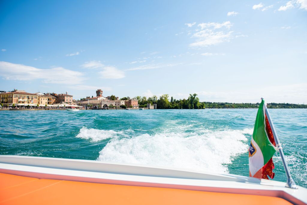 Lac de Garde : 4 heures d'excursion en bateau avec les châteaux de Scaliger + dégustation de vin depuis Sirmione