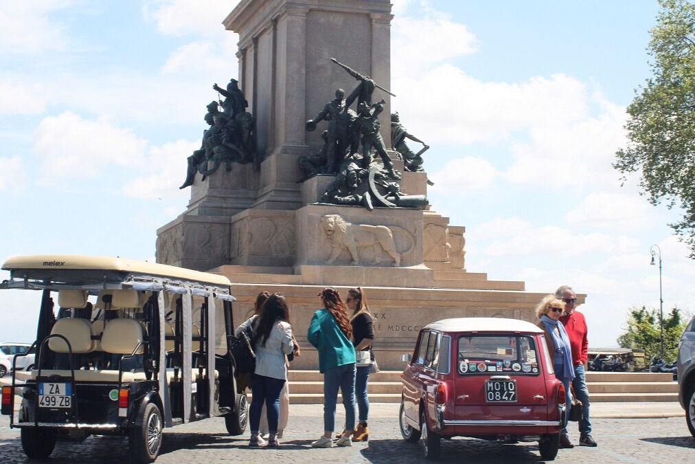 Rome: Panoramic Golf Cart Guided Tour