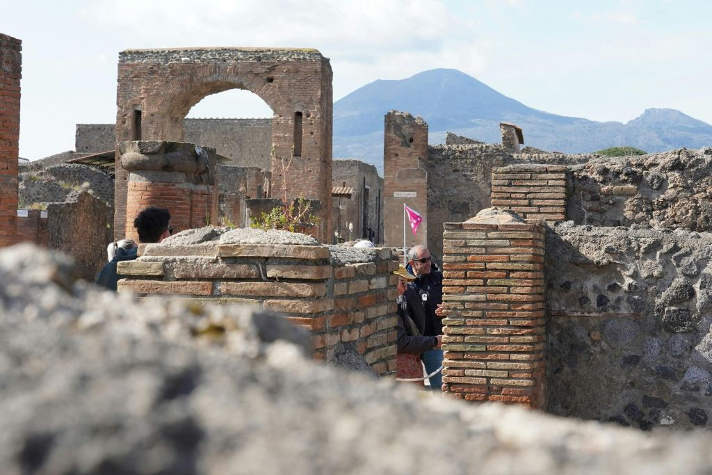 Pompeii: Skip The Line Entrance & Guided Tour + Lunch + Day Trip From Rome