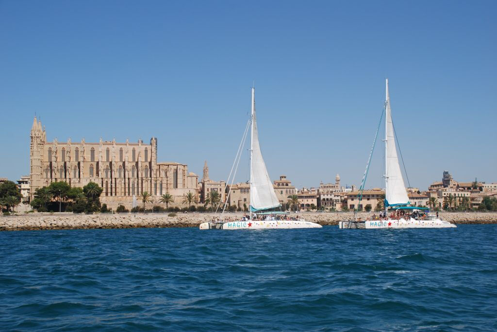 Magic Catamarans - Excursiones en catamarán por Roses (Costa Brava)