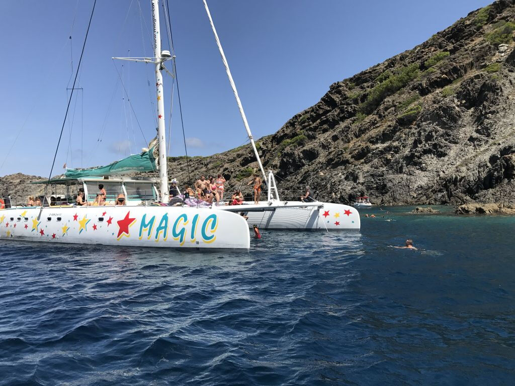 Magic Catamarans - Excursiones en catamarán por Roses (Costa Brava)
