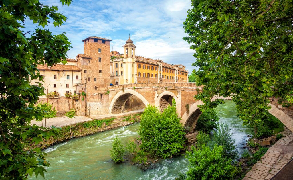 Rome: Walking Tour, Tiber Cruise + Food Tasting in Trastevere