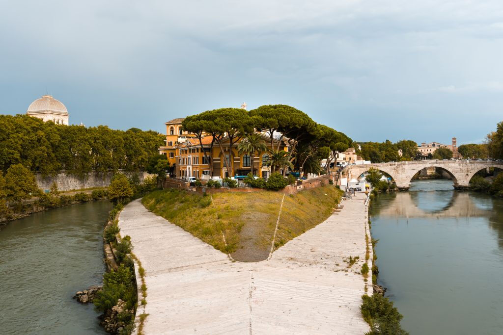 Rome: Walking Tour, Tiber Cruise + Food Tasting in Trastevere