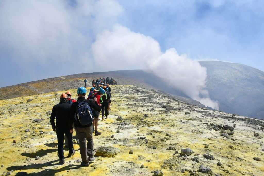 L'Etna: Trekking ai Crateri Sommitali dal Versante Nord
