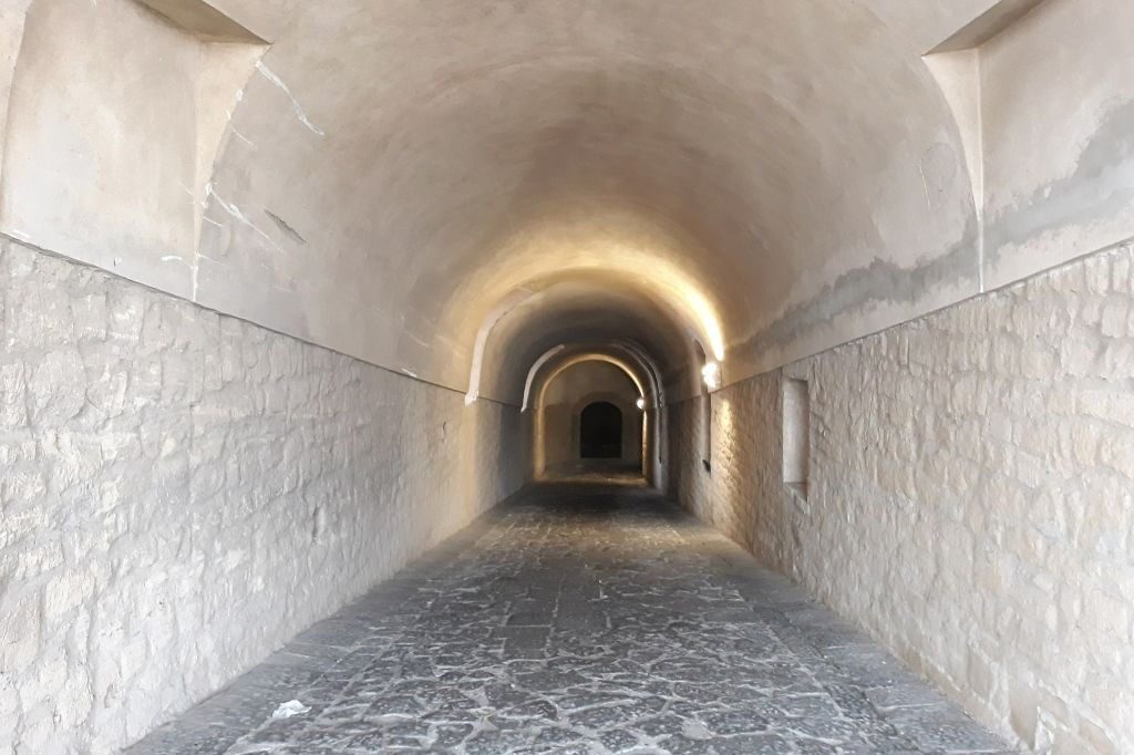 Nápoles: Castel Sant' Elmo com Cartão Postal Pemcards