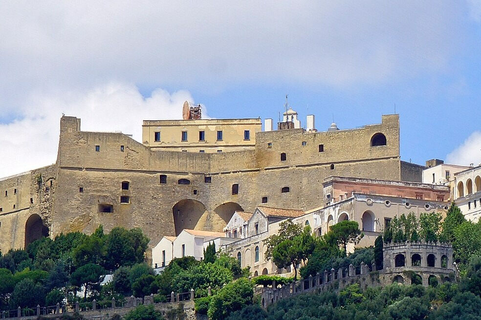 Nápoles: Castel Sant' Elmo com Cartão Postal Pemcards