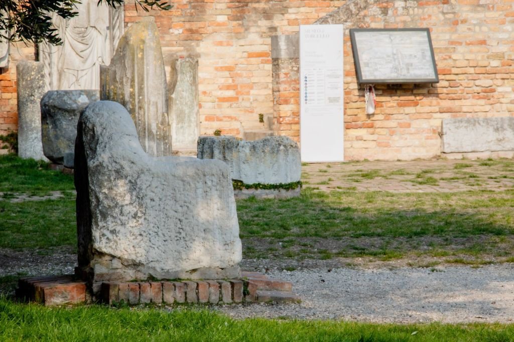 Full-Day: Murano, Burano & Torcello + Glass Factory