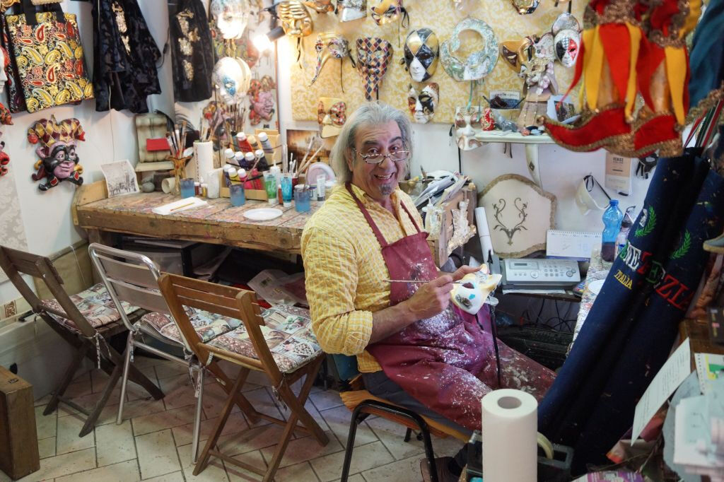 Confecção de máscara de Carnaval em Veneza