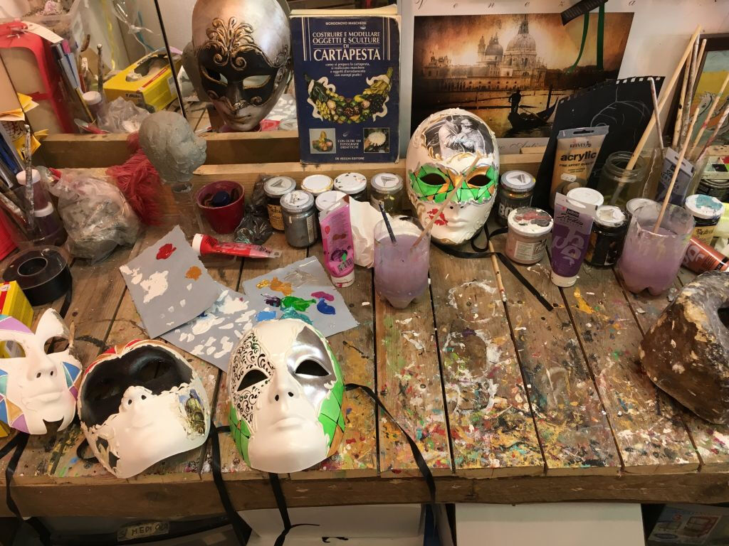 Confecção de máscara de Carnaval em Veneza