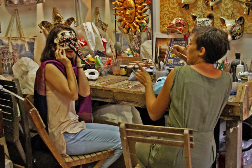 Confecção de máscara de Carnaval em Veneza
