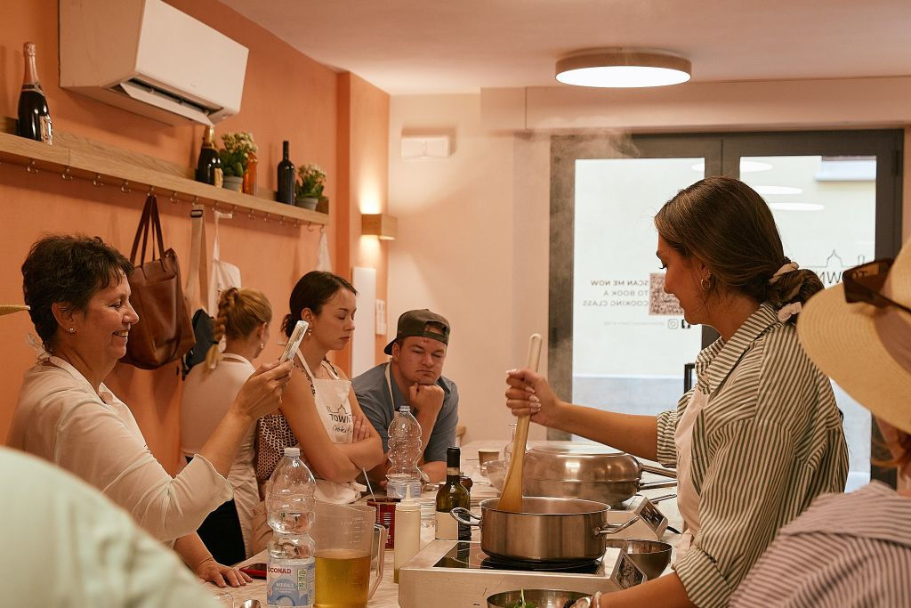 Florença: Tour gastronômico a pé + aula de culinária com vinho