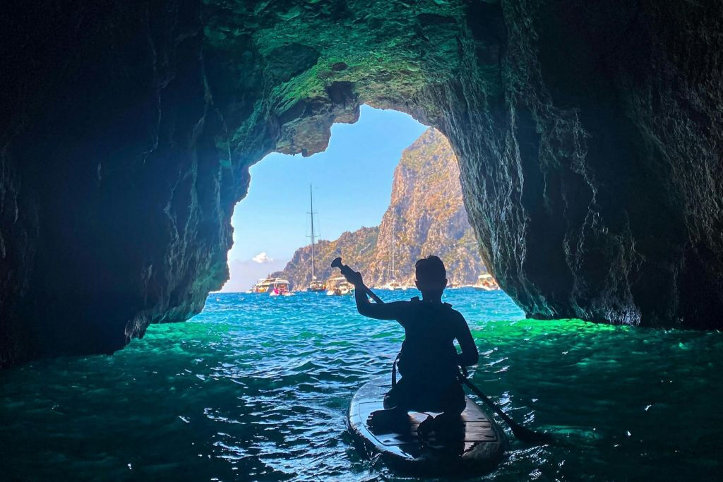 Excursão de Stand Up Paddle em Capri: Grutas e Praias