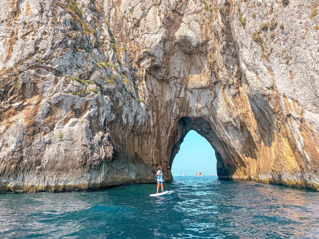 Excursión en Stand Up Paddle en Capri: cuevas y playas