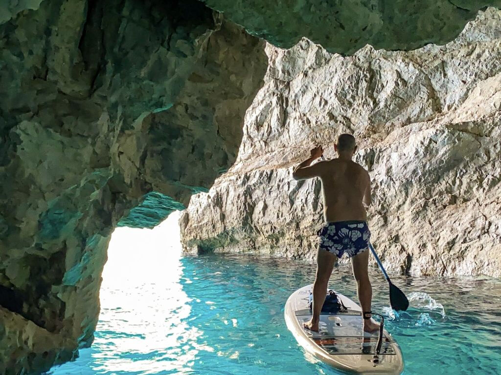 Excursão de Stand Up Paddle em Capri: Grutas e Praias