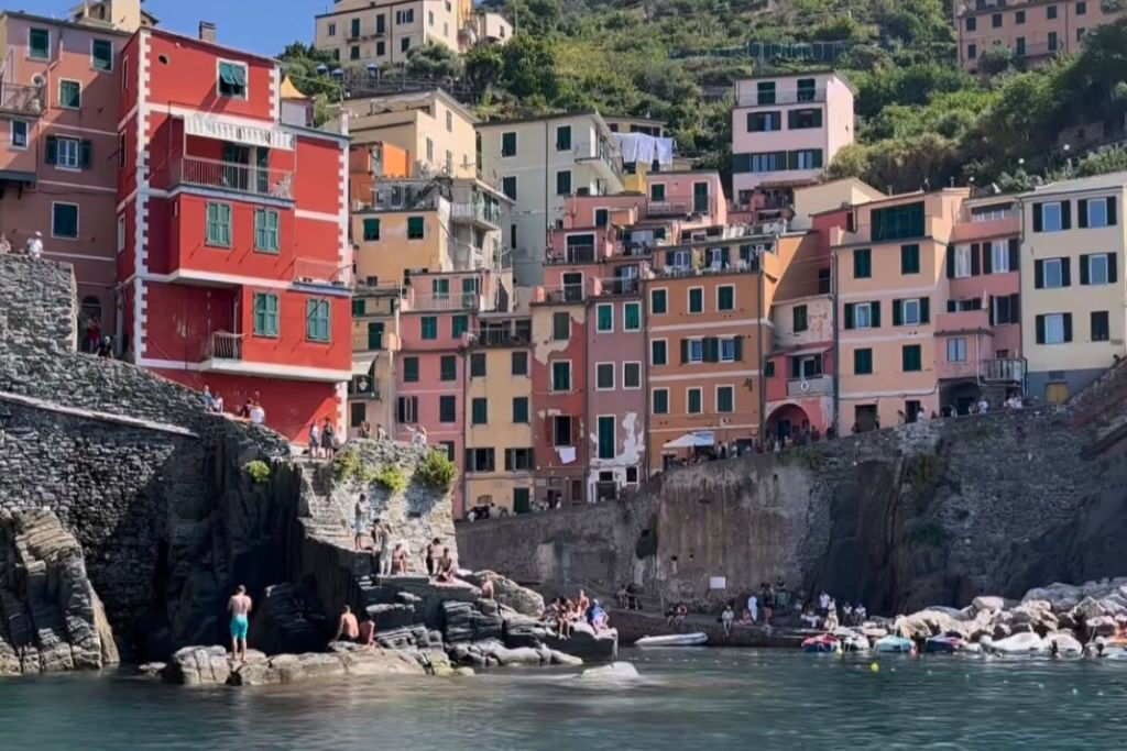 Cinque Terre: Excursión en barco con comida y bebida