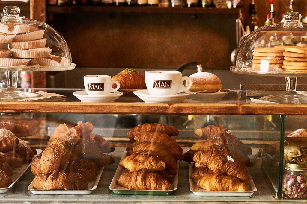 Milan: Local Aperitivo + Street Food Tour