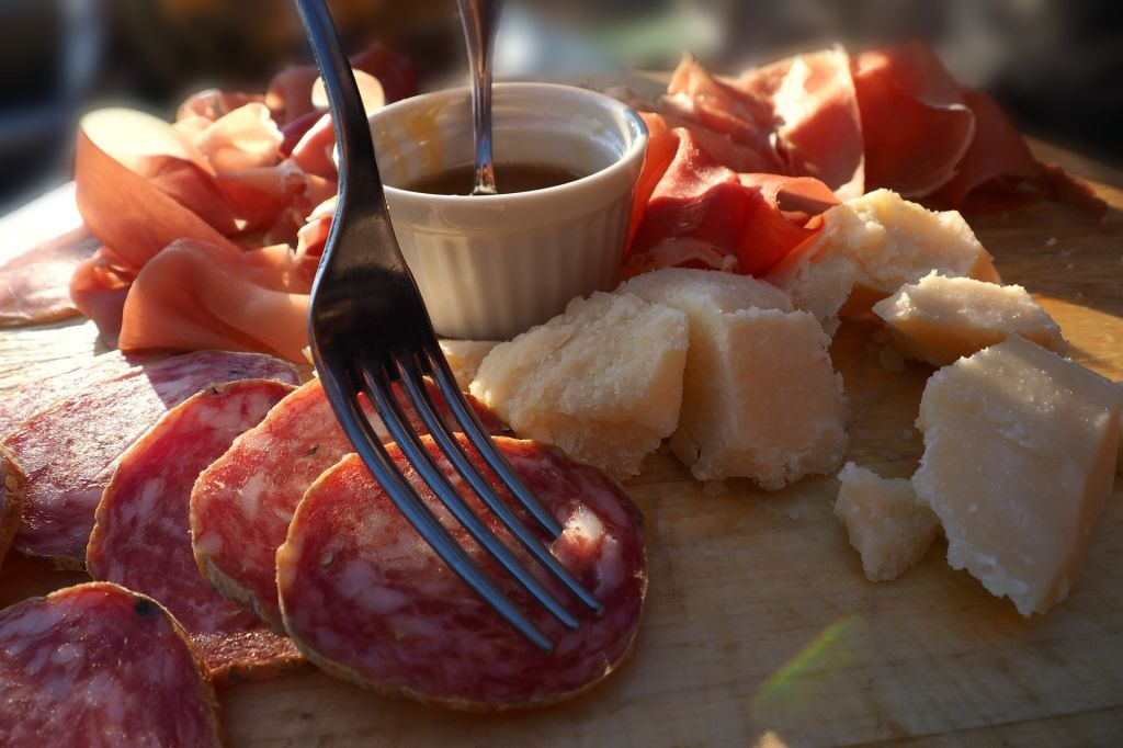 Milan: Local Aperitivo + Street Food Tour