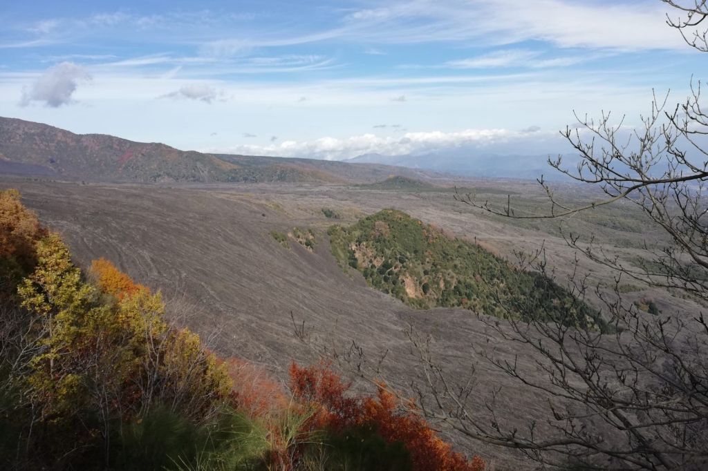 Monte Etna: Passeio de jipe, Monte Sartorius + Caverna dos Ladrões