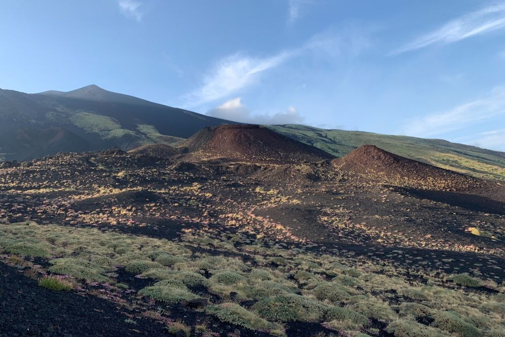 Monte Etna: Passeio de jipe, Monte Sartorius + Caverna dos Ladrões