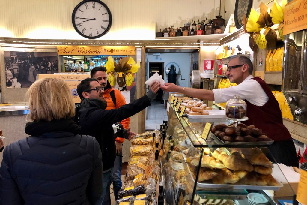 Rome: Sunrise E-Bike Tour + Italian Breakfast