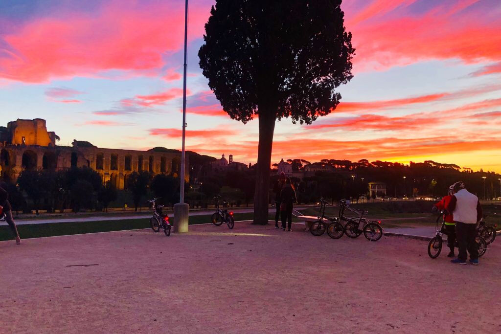 Rome: Sunrise E-Bike Tour + Italian Breakfast