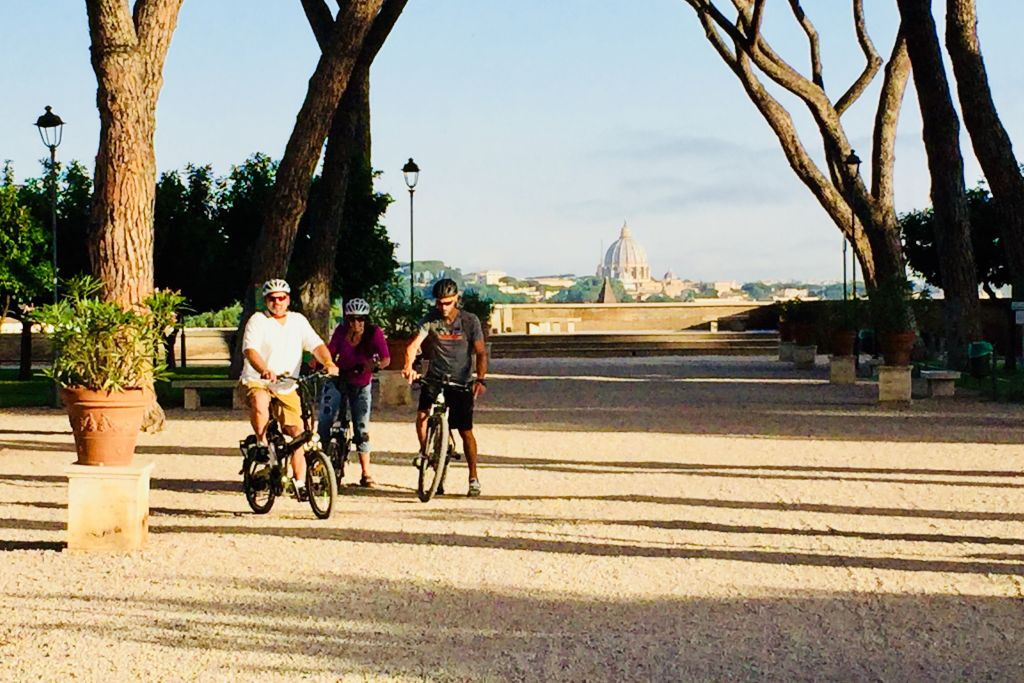 Rome: Sunrise E-Bike Tour + Italian Breakfast